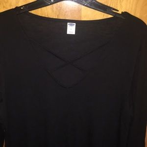 Quarter sleeve shirt with criss-cross neck detail